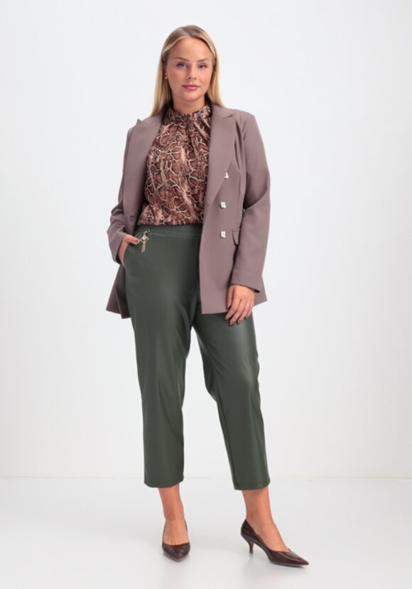 Брюки из экокожи длиной 7/8 шир.  580, рис. 25