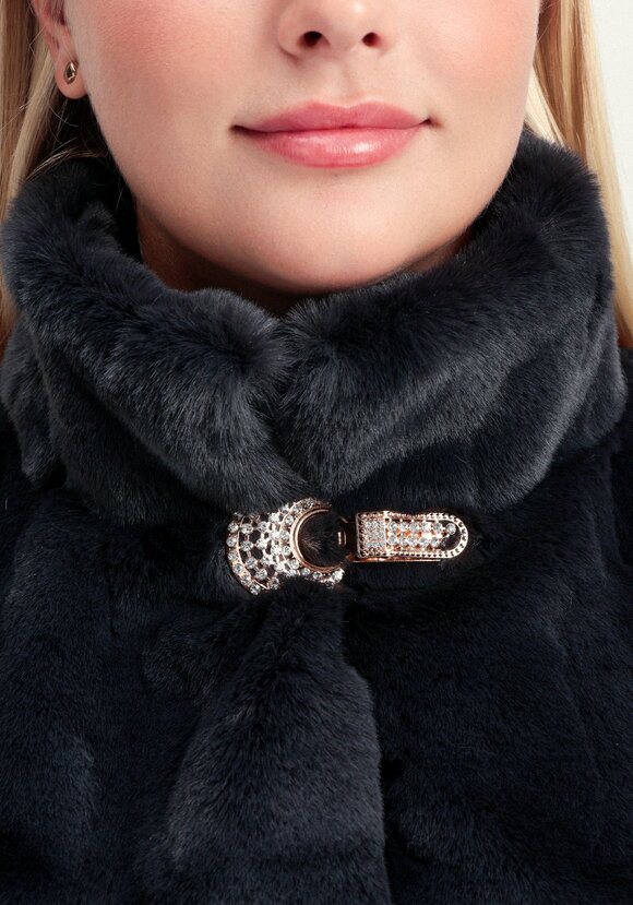 Шуба длины миди с брошью на воротнике шир.  580, рис. 6