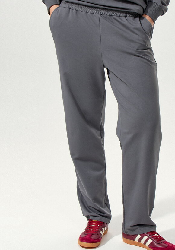 Костюм из брюк и свитшота с принтом на  груди шир.  580, рис. 3