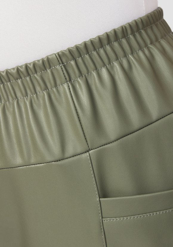 Брюки свободного кроя из экокожи шир.  580, рис. 2