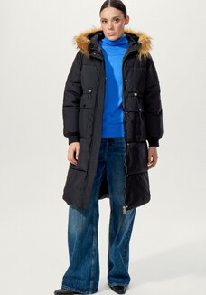 Пальто с меховой опушкой по капюшону