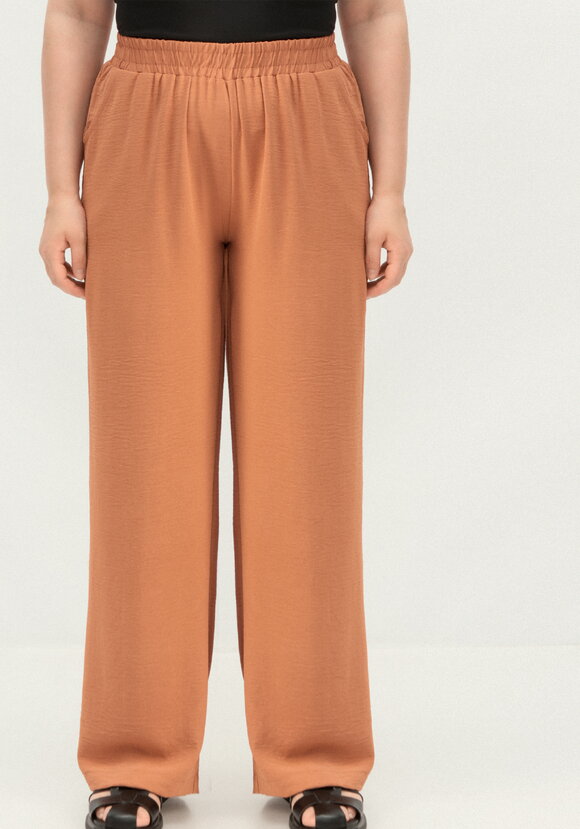 Брюки с карманами, свободного кроя шир.  580, рис. 39