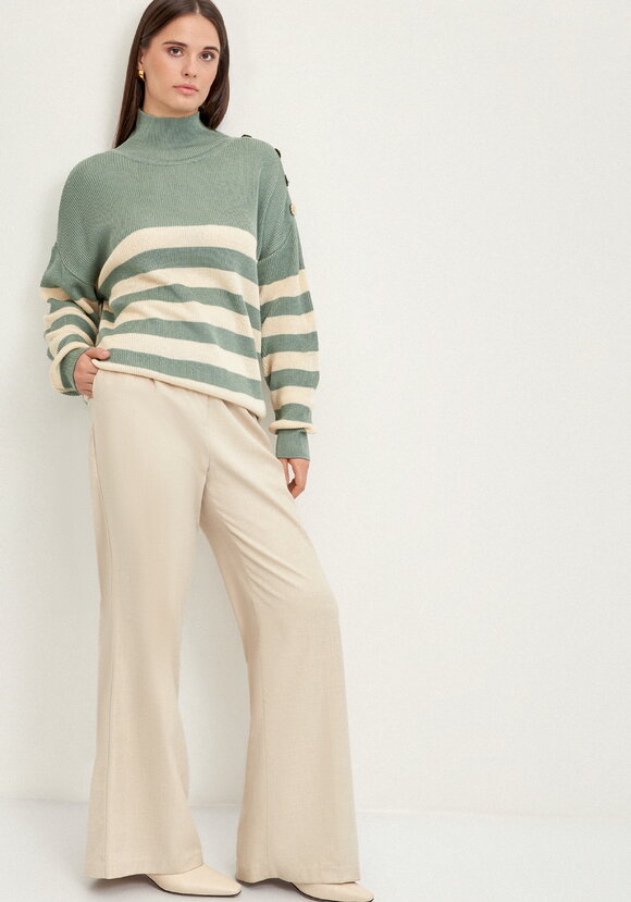 Джемпер с декоративными пуговицами в полоску шир.  580, рис. 10