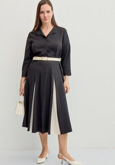 Платье с контрастными вставками в складках