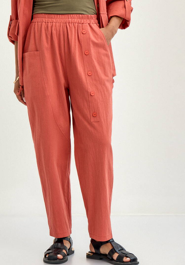 Брюки с декоративной планкой и карманами шир.  750, рис. 18