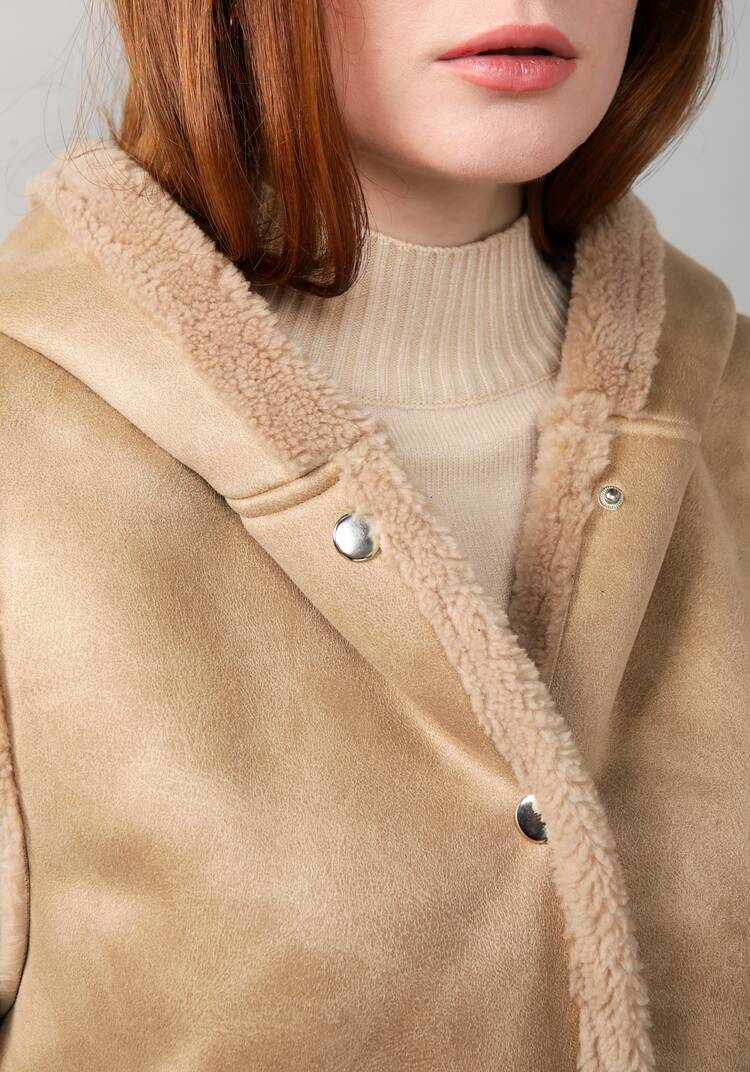 Жилет из экомеха с капюшоном шир.  750, рис. 7