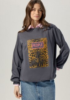 Свитшот с анималистичным принтом на груди