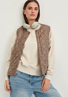 Жилет стёганый с застёжкой на кнопки