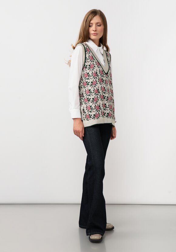 Жилет женский с цветочным рисунком шир.  580, рис. 25