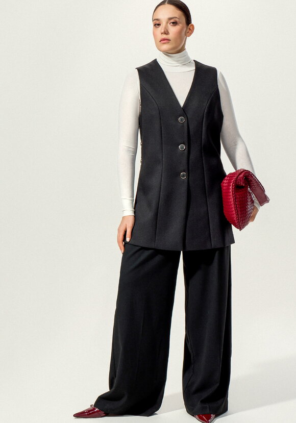 Жилет на пуговицах с разрезами по бокам шир.  580, рис. 9