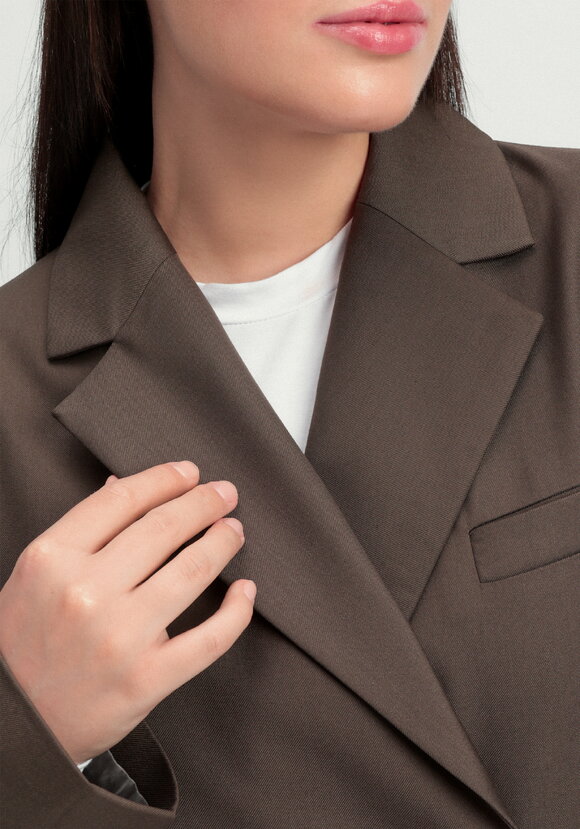 Пиджак с разрезом по спинке шир.  580, рис. 23