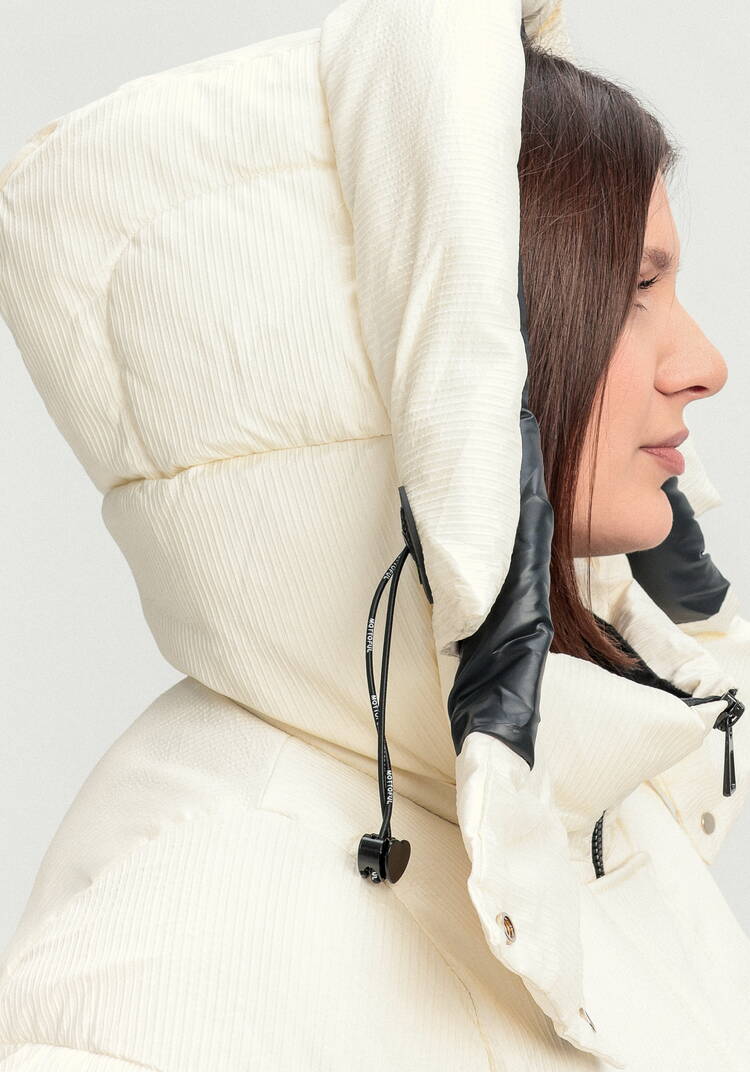 Пуховик с капюшоном и объемными карманами шир.  750, рис. 43