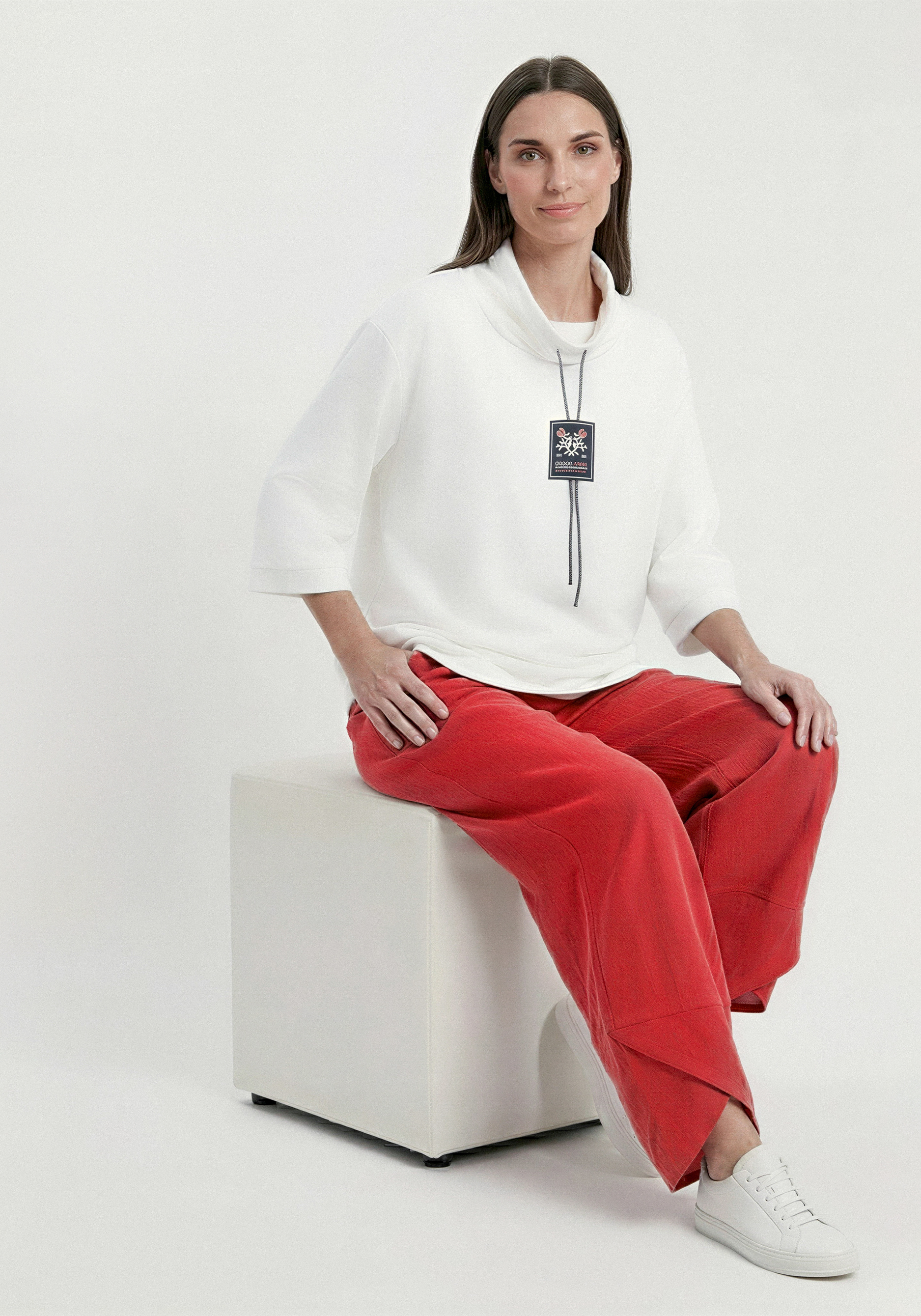 Блуза с декором по горловине 3999₽