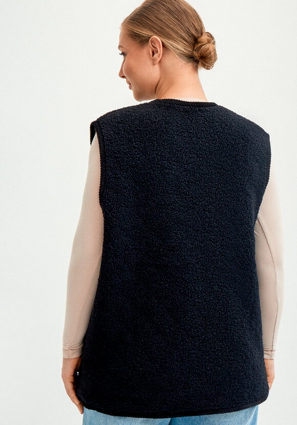 Жилет из экомеха на пуговицах шир.  580, рис. 3