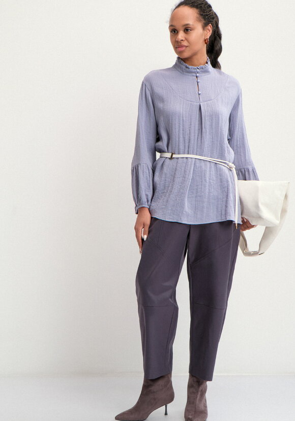 Блуза свободного кроя с рюшей по вороту шир.  580, рис. 7