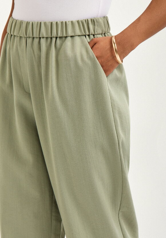 Брюки льняные на резинке по поясу и низу шир.  580, рис. 28