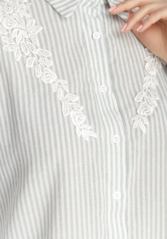 Рубашка в полоску с цветочной нашивкой шир.  580, рис. 14