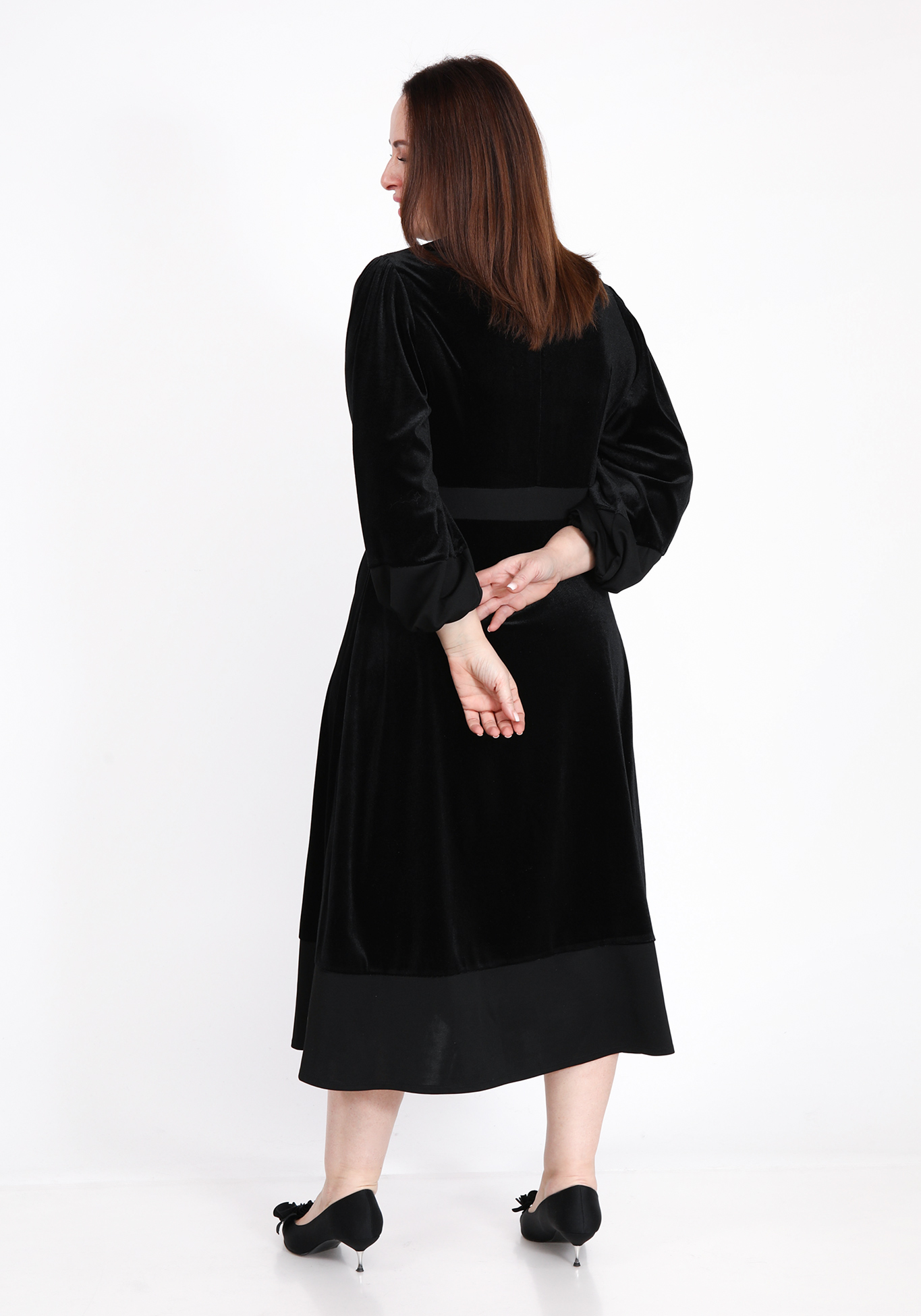 Платье велюровое с v-образным вырезом Polina Romanova, цвет черный, размер 62 - фото 3