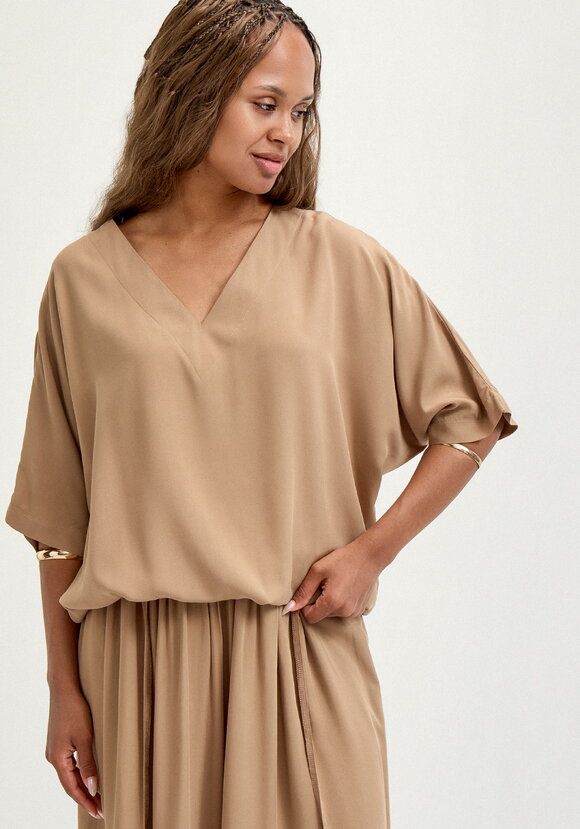 Блуза с V-образным вырезом свободная шир.  580, рис. 15