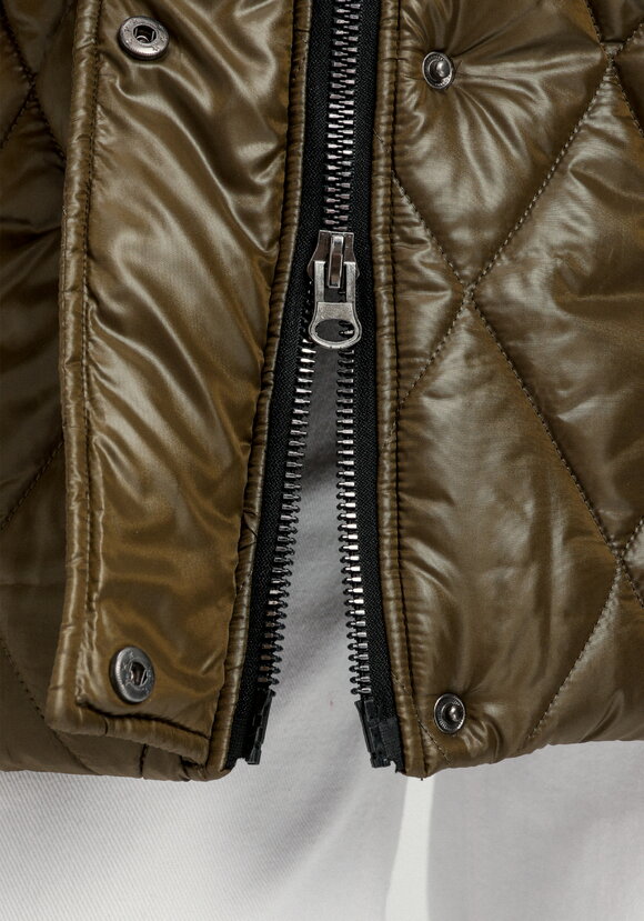 Куртка на молнии со стежкой ромбами шир.  580, рис. 38