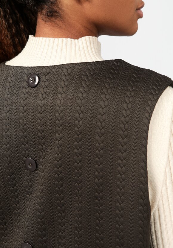 Жилет из фактурной трикотажной ткани шир.  580, рис. 12