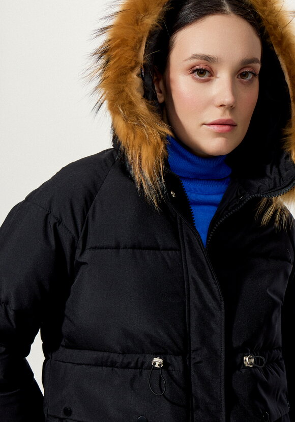 Пальто с меховой опушкой по капюшону шир.  580, рис. 22