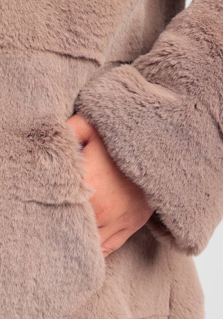 Шуба фактурная с капюшоном и брошью шир.  750, рис. 16