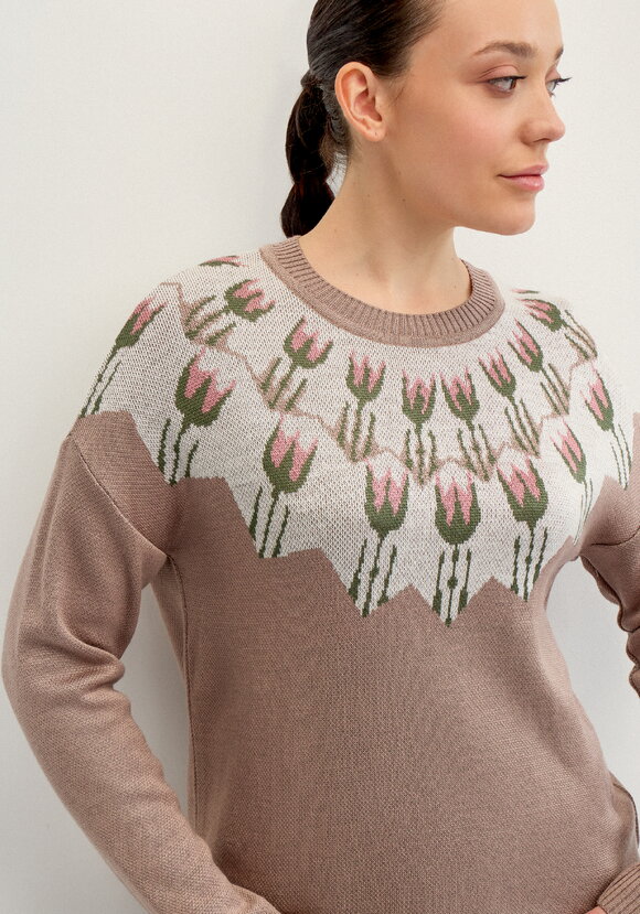 Джемпер с цветочным рисунком по горловине шир.  580, рис. 5