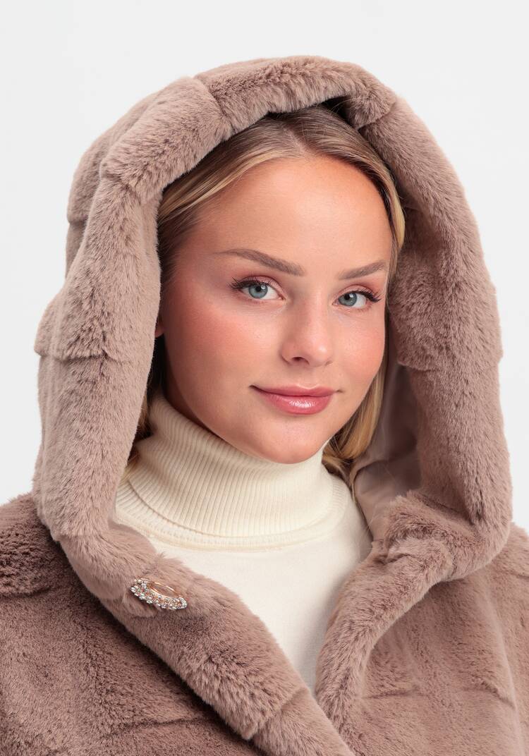 Шуба фактурная с капюшоном и брошью шир.  750, рис. 14