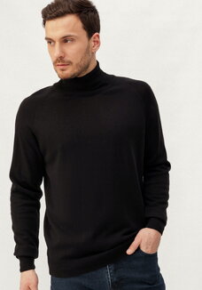 Джемпер вязаный с высокой горловиной