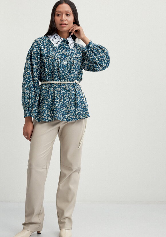 Блуза из микровельвета с ажурным воротником шир.  580, рис. 10