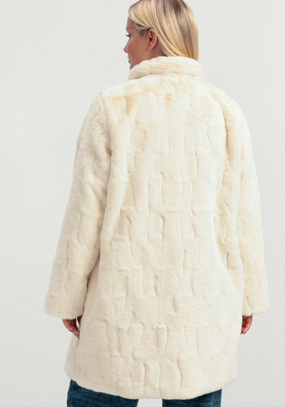 Шуба длины миди с брошью на воротнике шир.  580, рис. 13