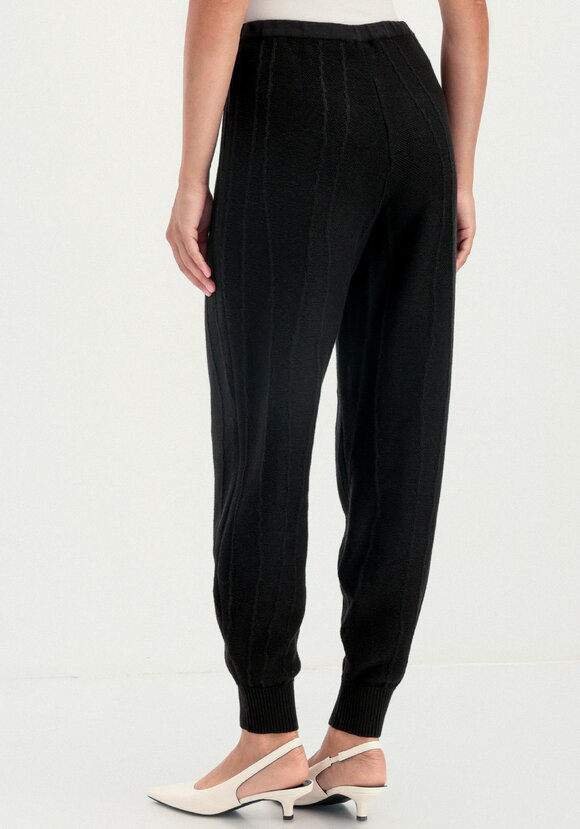 Брюки джоггеры с фактурным рисунком шир.  580, рис. 19