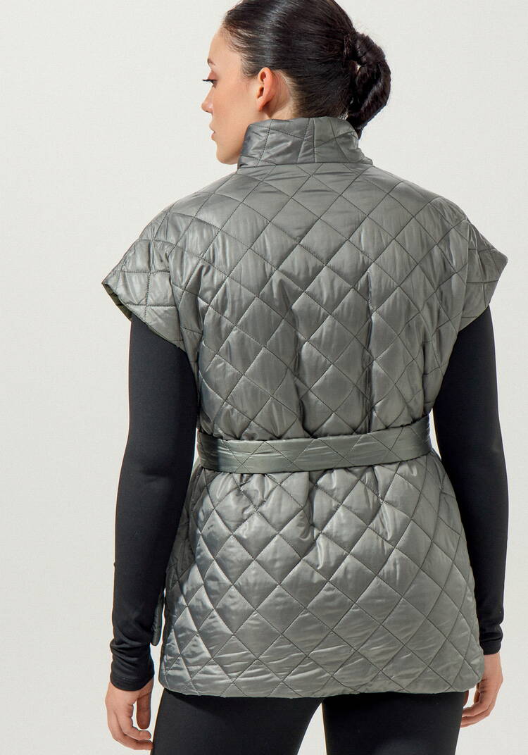 Жилет со спущенным плечом и высоким воротом шир.  750, рис. 10