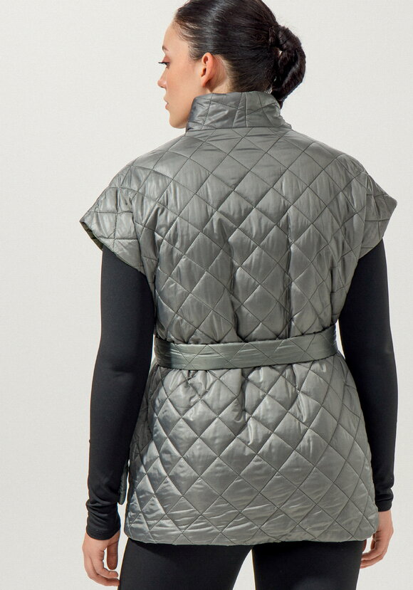 Жилет со спущенным плечом и высоким воротом шир.  580, рис. 10