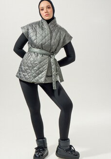 Жилет со спущенным плечом и высоким воротом