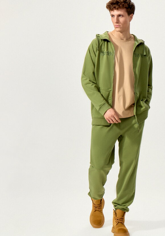 Брюки с карманами и манжетами по низу шир.  580, рис. 23