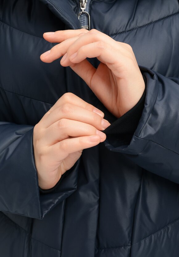 Пуховик стеганый с контрастным капюшоном шир.  580, рис. 7