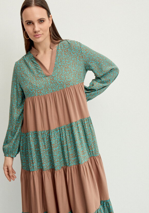 Платье с ярусами и V-образным вырезом шир.  580, рис. 25