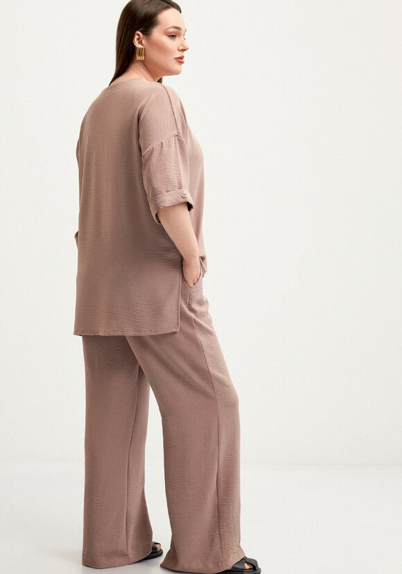 Костюм брючный с лаконичным принтом шир.  580, рис. 40