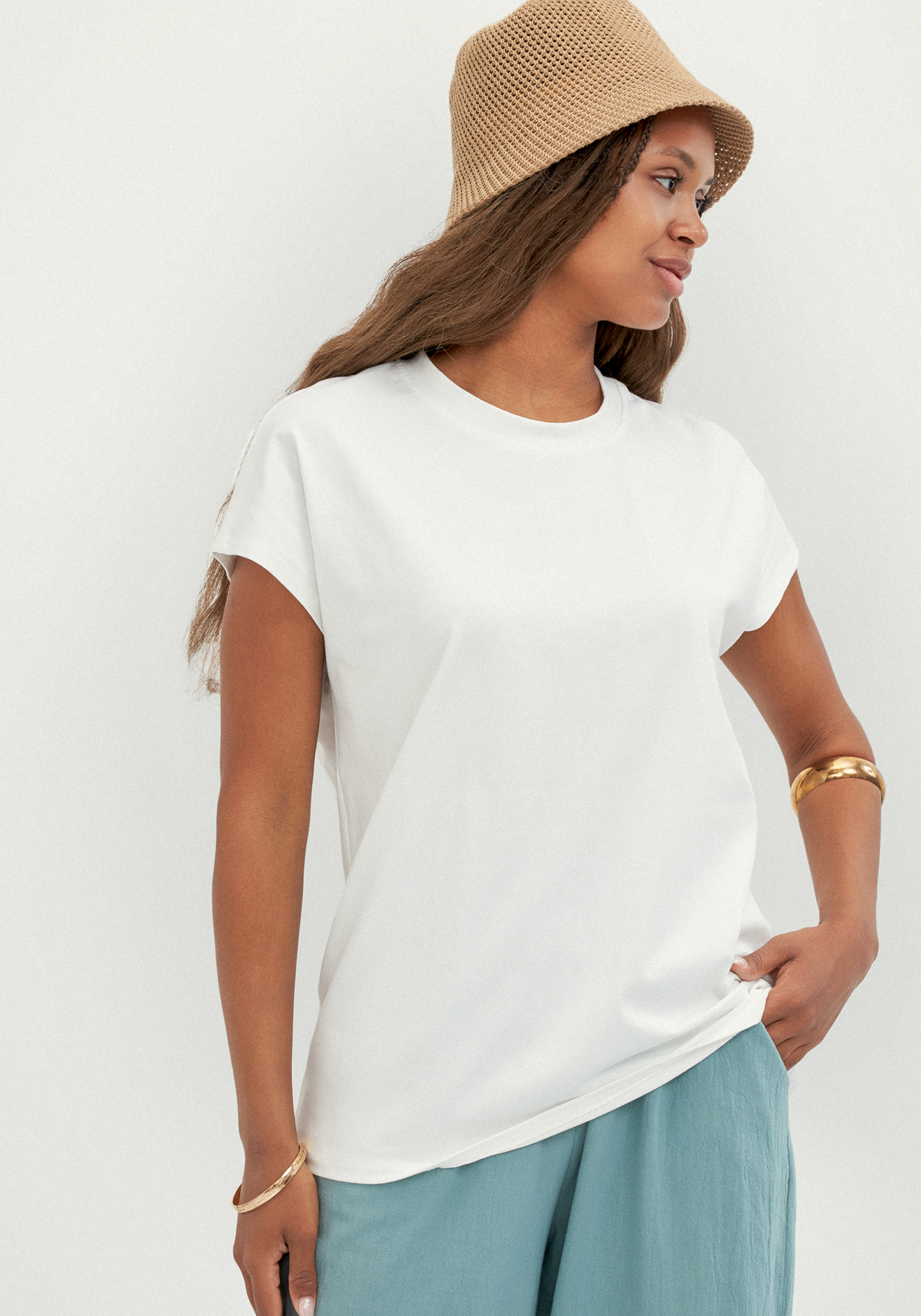 Футболка базовая со спущенным плечом