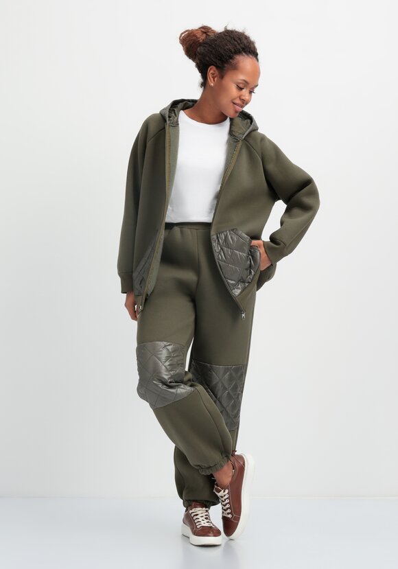 Брюки со вставками из стёганой ткани шир.  580, рис. 24