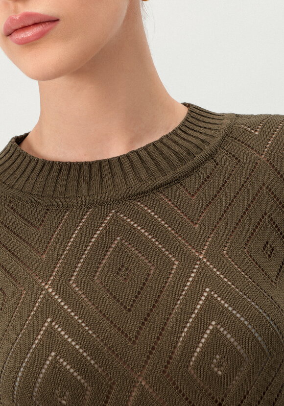 Джемпер с  ажурными ромбами шир.  580, рис. 13