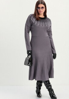 Платье с жемчужным узором на груди