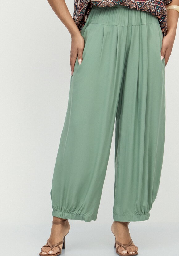 Брюки свободные с эластичной лентой по низу шир.  580, рис. 10