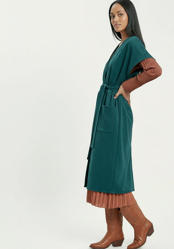 Жилет на запах со спущенным плечом шир.  580, рис. 25