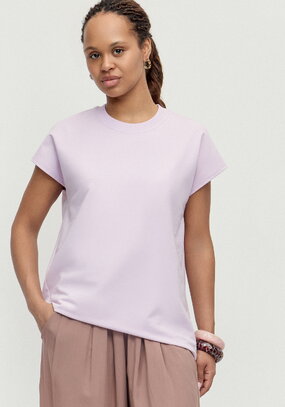 Футболка из трикотажа со спущенным плечом