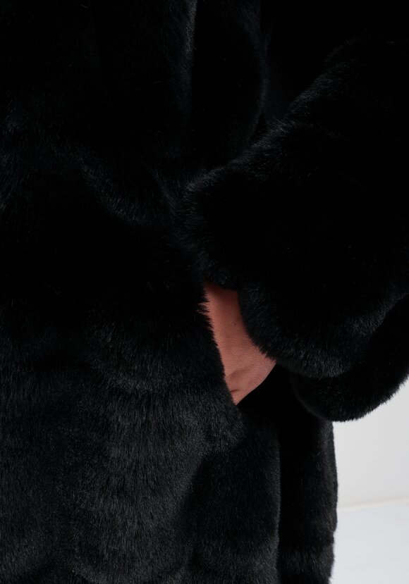 Шуба фактурная с капюшоном и брошью шир.  580, рис. 6