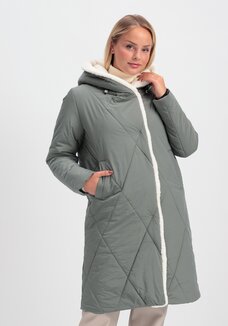 Пальто с меховой опушкой и капюшоном