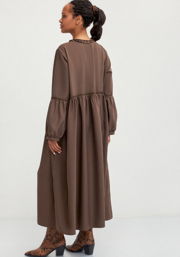 Платье с обьемными рукавами шир.  580, рис. 11